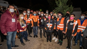 Başkan Soyer’den depremzedelere moral ziyareti