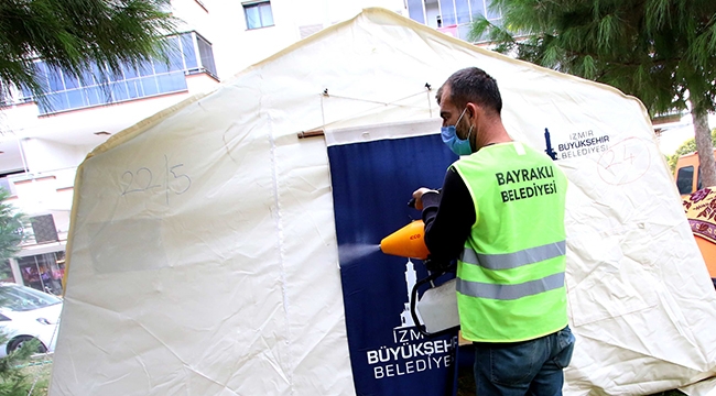 Bayraklı Belediyesi çadırları dezenfekte ediyor