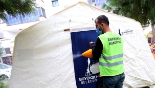 Bayraklı Belediyesi çadırları dezenfekte ediyor