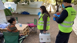 Bayraklı Belediyesi doktorları depremzedelerin yanında