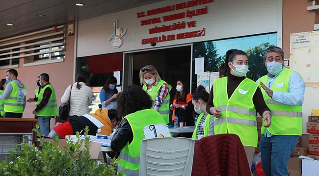 Bayraklı’nın gönüllü ordusu gece gündüz çalışıyor