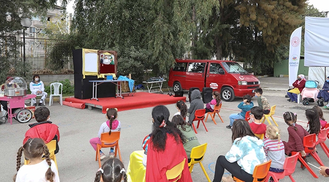 Çadır kentte çocuklara eğlence sahnesi