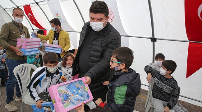 Çadır kentte umut dolu doğum günü sürprizi