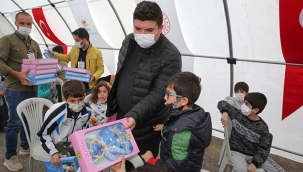 Çadır kentte umut dolu doğum günü sürprizi