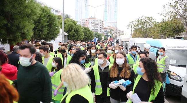 Depremzedelere gelen yardımlar dağıtılıyor