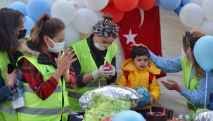 Minik depremzedeye doğum günü sürprizi