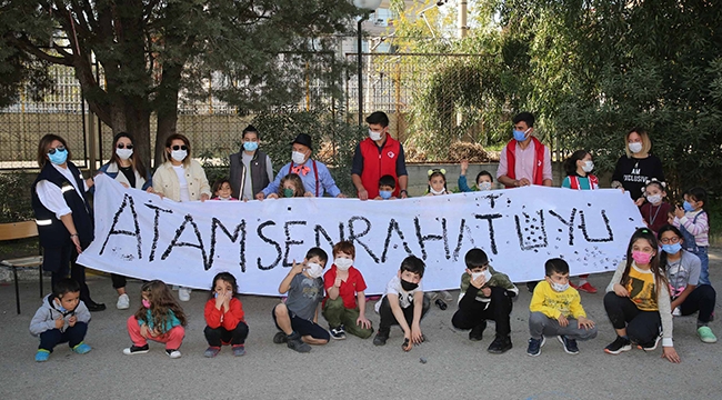 Minikler çadır kentten Ata’ya selam durdu