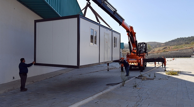Türkerler’den depremzedelere 100 konteyner destek