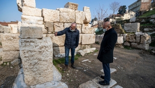 Başkan Soyer Smyrna Antik Tiyatrosu’ndaki kazı çalışmalarını inceledi