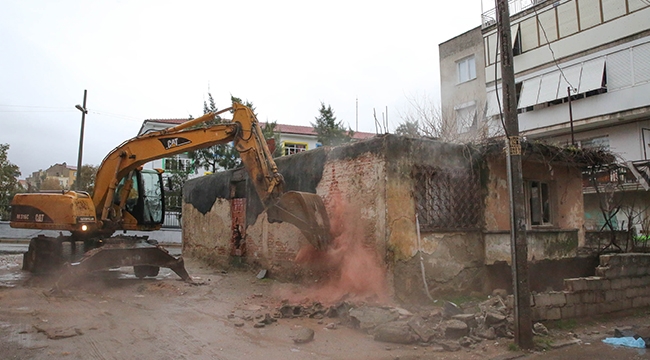 Buca’nın metruk binalarında yıkımlar başladı