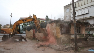 Buca’nın metruk binalarında yıkımlar başladı