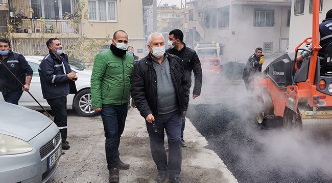 Karabağlar&#039;da boş sokaklarda asfalt atağı