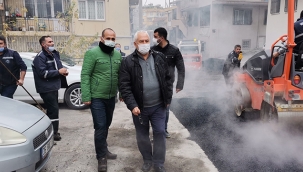 Karabağlar'da boş sokaklarda asfalt atağı