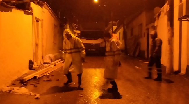 Sağanak yağmur ve şiddetli rüzgar sabaha kadar sürdü