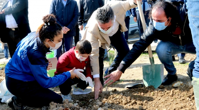 Başkan sandal, çocuklar ve sporcularla fidan dikti
