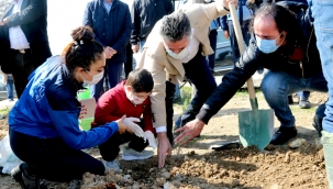 Başkan sandal, çocuklar ve sporcularla fidan dikti