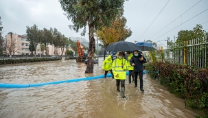 Büyükşehir ekipleri yaraları sarmak için sahada