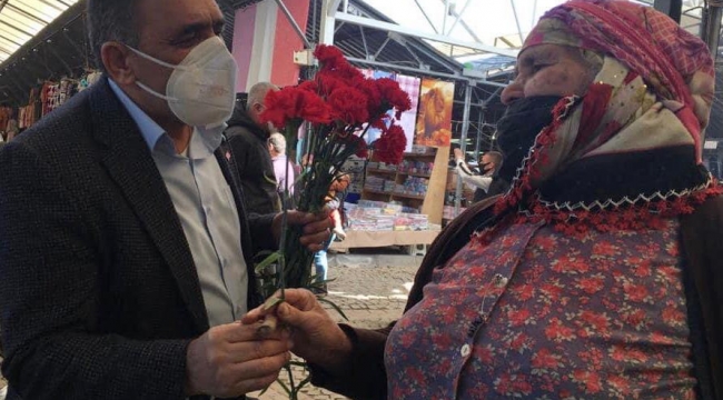 Başkan Koştu, Pazaryeri’nde çiçek dağıttı