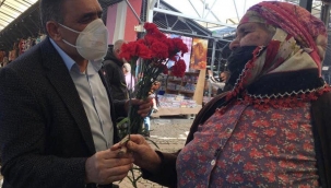 Başkan Koştu, Pazaryeri’nde çiçek dağıttı