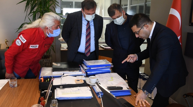 Başkan ömer günel depremin kahramanlarıyla buluştu