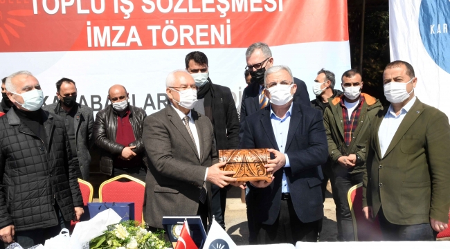 Başkan Selvitopu ve sendikacılar arasında törenle imzalandı.