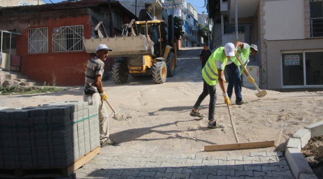 Bayraklı&#039;da 24 mahalleye 43 bin metrekare kilit parke