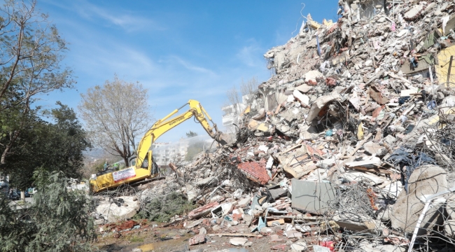 Bayraklı&#039;da ağır hasarlı yapılar yıkılıyor