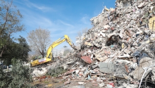 Bayraklı'da ağır hasarlı yapılar yıkılıyor