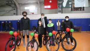 Karşıyaka’da atık  metal kutuyu getiren gençler bisikleti götürdü