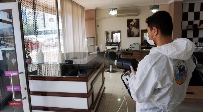 Kemalpaşa&#039;da berber ve kuaförler dezenfekte ediliyor