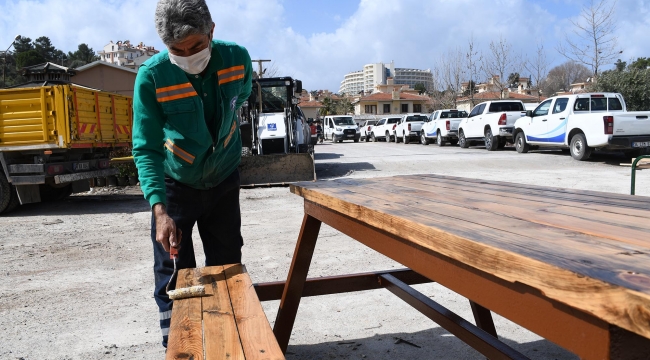 Kuşadası’nda kent mobilyaları usta ellerde yeniden hayat buluyor
