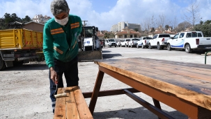 Kuşadası’nda kent mobilyaları usta ellerde yeniden hayat buluyor