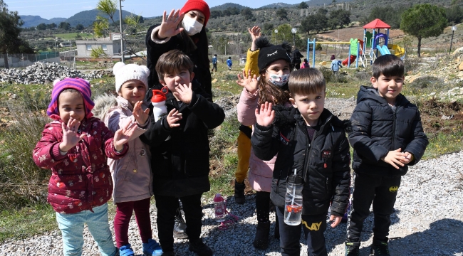 Minik eller fidanları toprakla buluşturdu