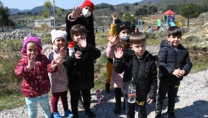 Minik eller fidanları toprakla buluşturdu