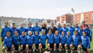Batur’dan kadın futbolculara moral ziyareti