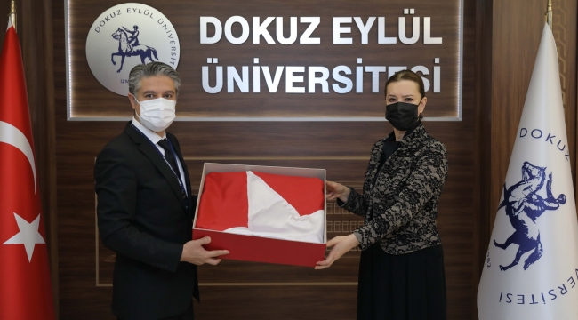 Bayrakbilim ve türk bayrakları müzesi’ne anlamlı katkı