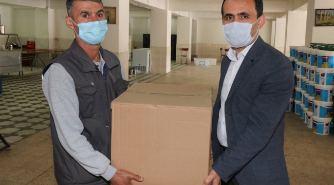 Bergama Belediyesi TİS sözleşmesi olmayan işçilerine gıda yardımı yaptı