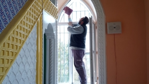 Bergama camilerinde Ramazan temizliği