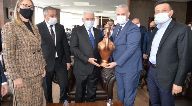 Binali Yıldırım Menemen Belediyesi’ni ziyaret etti