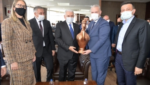 Binali Yıldırım Menemen Belediyesi’ni ziyaret etti