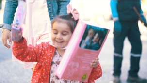 Buca’nın dört bir yanında çocuklara 23 Nisan hediyesi