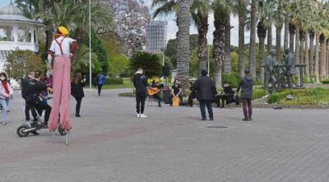 Büyükşehir hem İzmir’i sanatla buluşturdu hem sanatçılara destek oldu