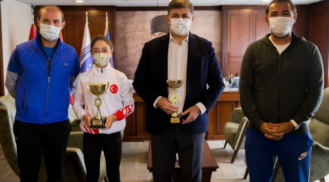 Karşıyakalı milli tenisçi Başkan Tugay’ı ziyaret etti