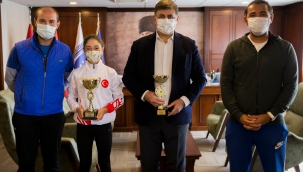 Karşıyakalı milli tenisçi Başkan Tugay’ı ziyaret etti