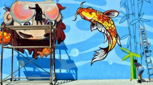 Okul duvarlarına denizi taşıyorlar