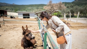 Başkan Tugay’dan Boğa Ferdinand’ın çiftliğine destek