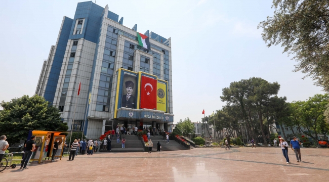 Buca Belediyesi hizmet binasına Filistin bayrağı