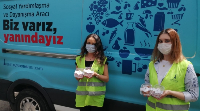 Büyükşehir iftar paketiyle birlikte kandil simidi dağıttı