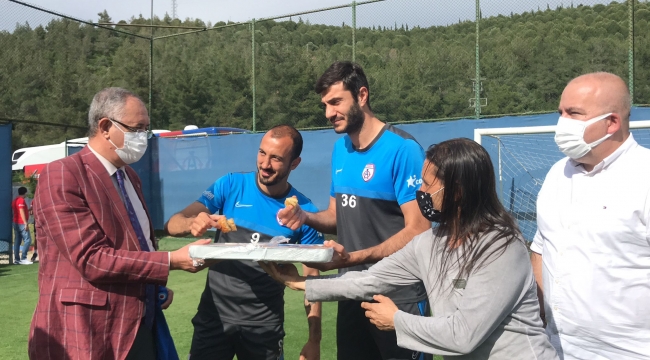 CHP’li Sertel’den play-off öncesi İzmir’in takımlarına moral ziyareti