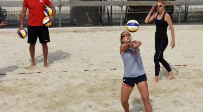 İzmir’de plaj voleybolu zamanı